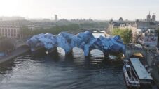 Pařížský historický most se dočasně proměnil na jeskyni La Caverne du Pont Neuf