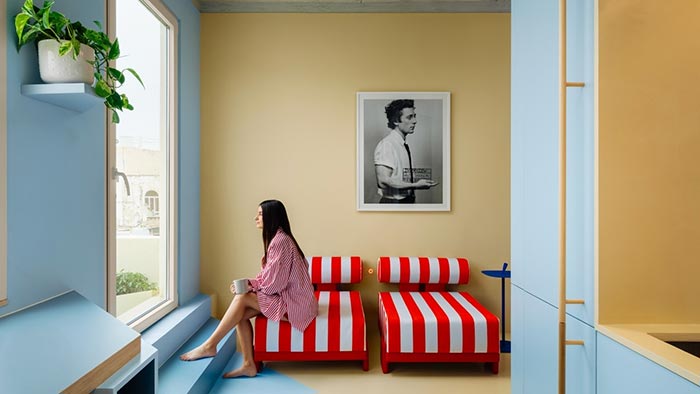 Místo prádelny na střeše domu v Maltě vytvořila designérka stylový byt s plochou 28 metrů