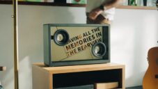 SonicGlass A1 Lyric Speaker je průsvitný reproduktor s displejem ukazujícím grafiku i texty