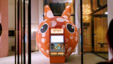Eness předělali starý bankomat na futuristický Human Psyche AI Teller Machine