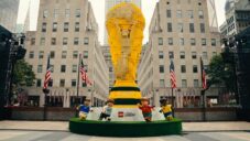 Lego postavilo osmimetrovou sochu trofeje mistrovství světa FIFA z více než milionu kostek