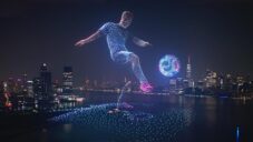 Nad New Yorkem vytvořilo 5 000 dronů působivou show u příležitosti konce fotbalového mistrovství