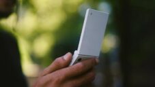 Light Phone představují minimalistický mobil Light Flip s nejnutnějšími funkcemi