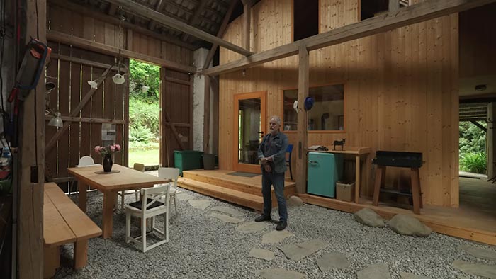 Jiří Pelcl ukazuje svůj originální bungalov postavený ve staré stodole