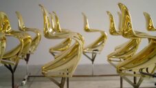 Vitra natočila krátké video o výrobě limitované edice židle Panton Chair ve zlaté barvě