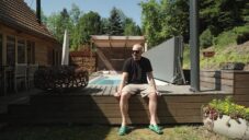 Pasta Oner ukazuje svou chatu v zeleném údolí za Prahou s bazénem a přístavbou z cortenu