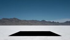 Na solných pláních Bonneville vznikl absolutně černý čtverec jako land art