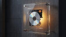 Syitren RM1 je zcela transparentní nástěnný hudební přehrávač klasických CD
