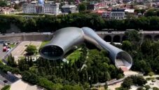 Tbilisi začalo bourat umělecké centrum Rike Tubes od italského ateliéru Fuksas