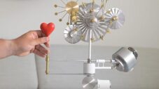 Martin Smith navrhl pro značku MB&F natahovací stolní hodiny Solar Orbiter