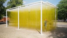 Serpentine postavilo desetimetrový pavilon tvořený 4 000 žlutými trubičkami od Jesúsa Rafaela Sota