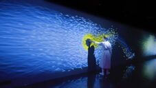 TeamLab vytvořili interaktivní instalaci The Way of the Sea rozhánějící hejno ryb