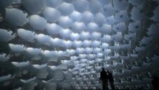 Compound Camera je bílý pavilon s malými dírkami fungující jako 221 fotoaparátů camera obscura