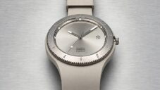 Norman Foster navrhl náramkové hodinky se zobrazováním dvou časových pásem