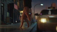 Ōura je subtilní chytrý prsten s nápaditou reklamou od českých filmařů