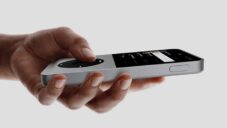 Sudo je hudební přehrávač s vlastní pamětí i on-line službami a designem podobným iPodu